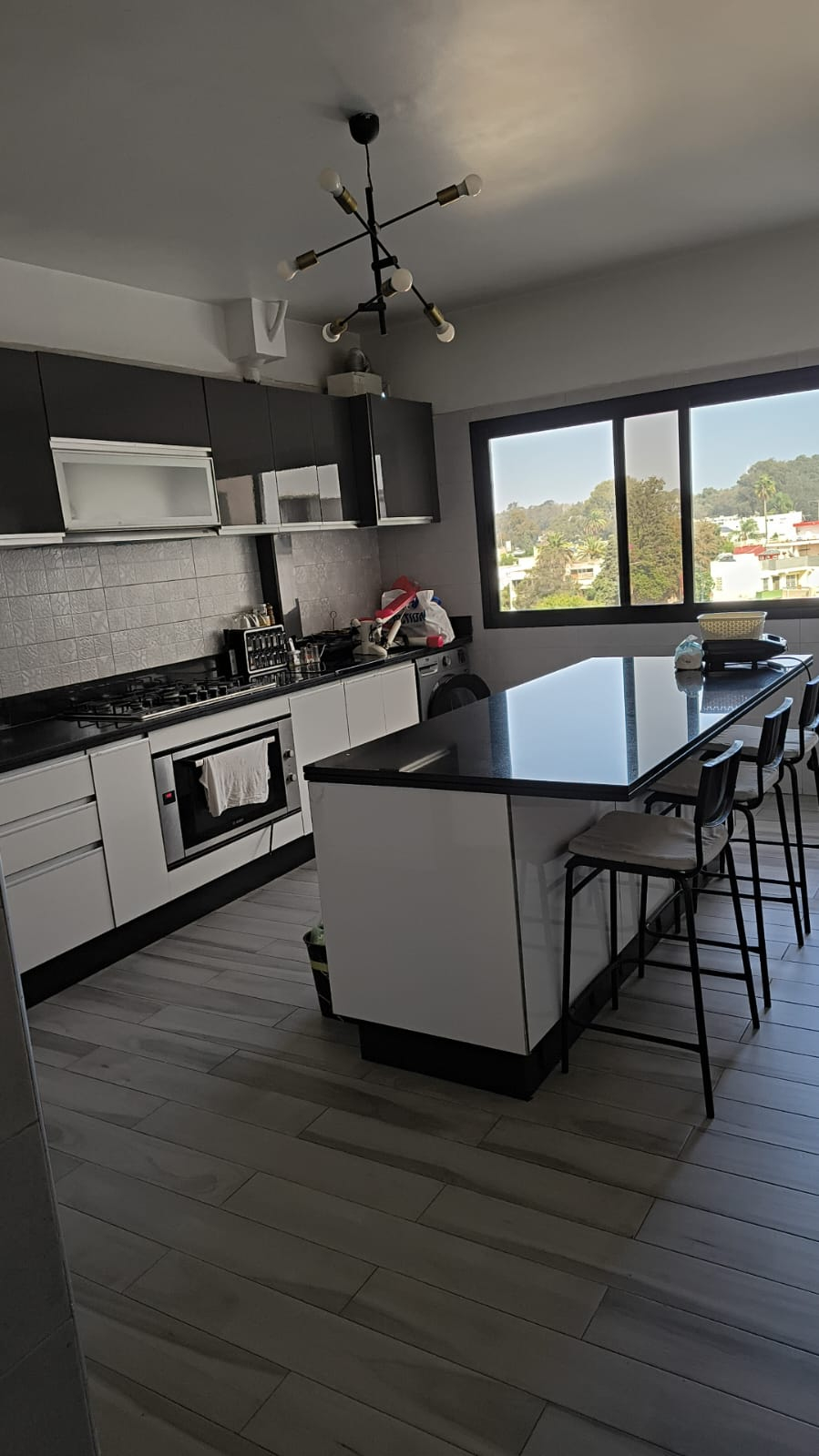 Cozinha ampla totalmente equipada.