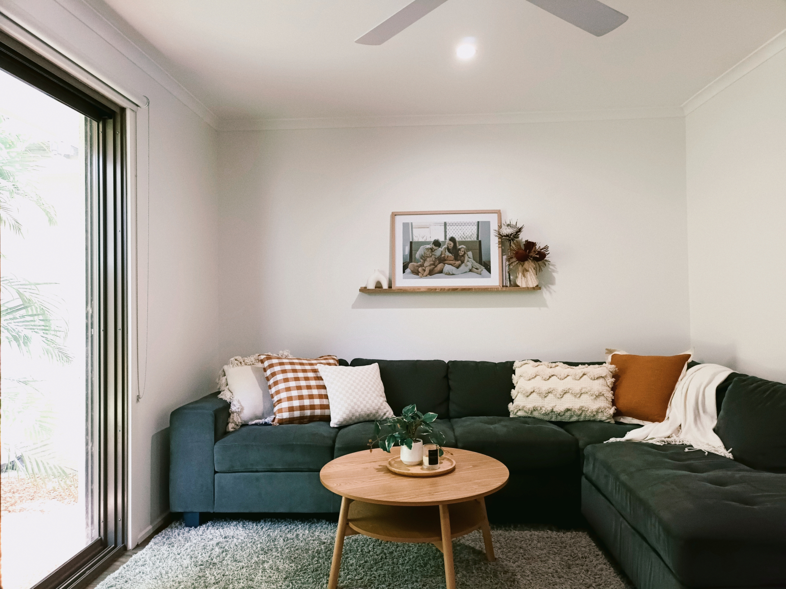 2 ° Soggiorno - divano guardando verso la TV