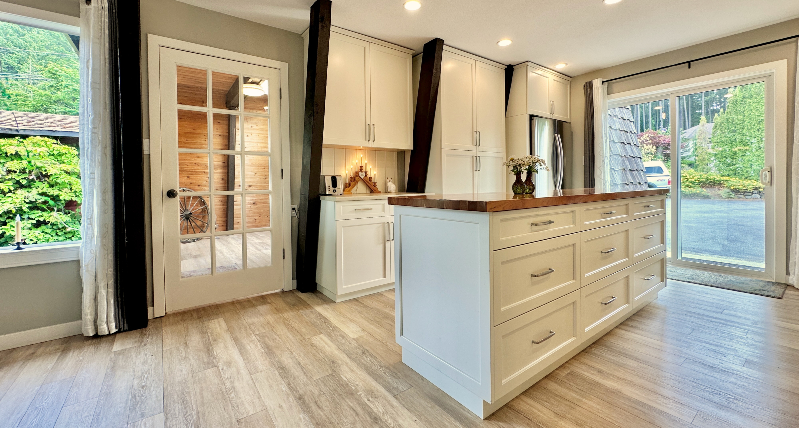 Un lato della cucina. La porta conduce alla camera familiare con TV.