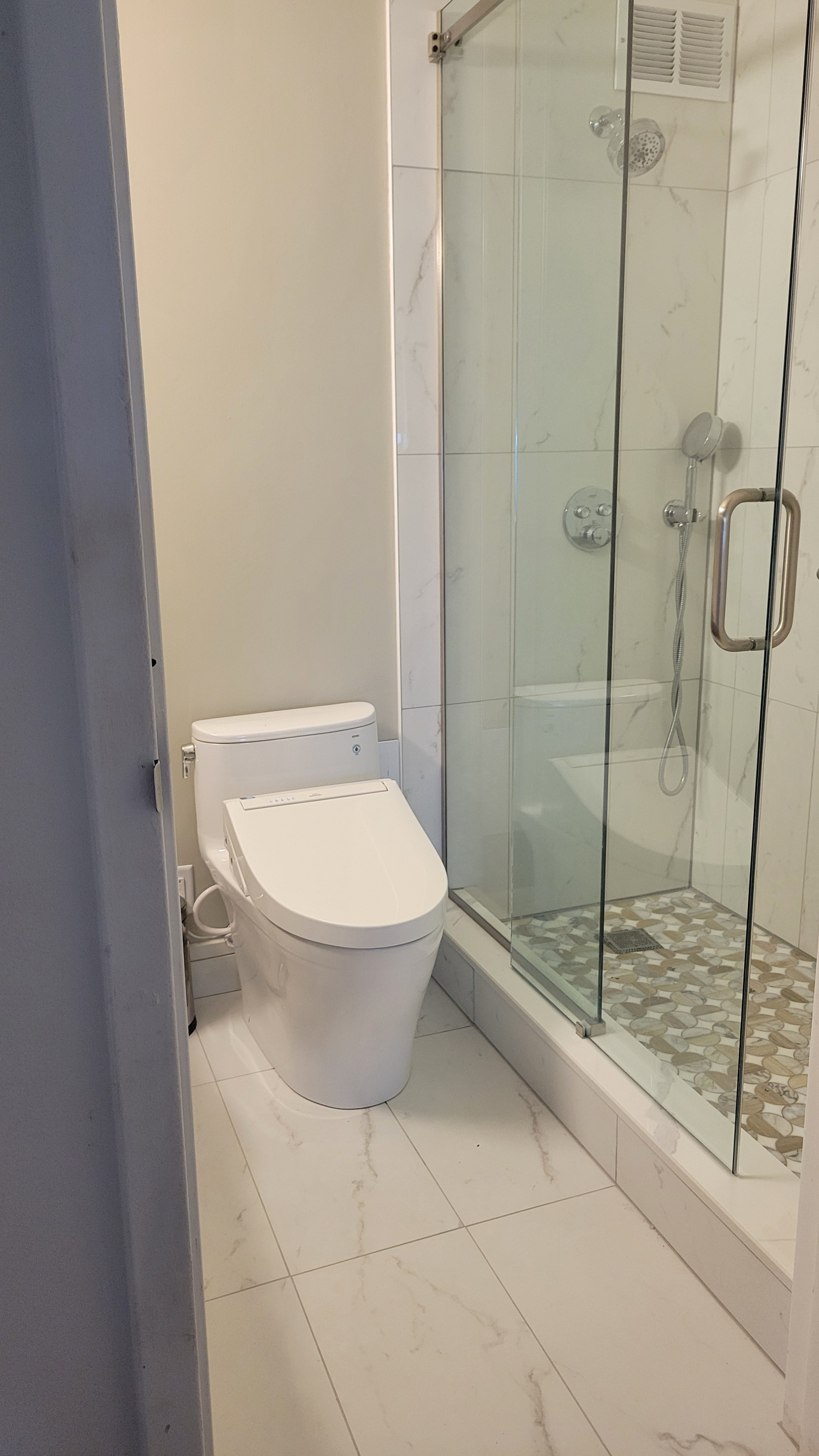 Camera da letto principale, bagno con cabina doccia e bidet.