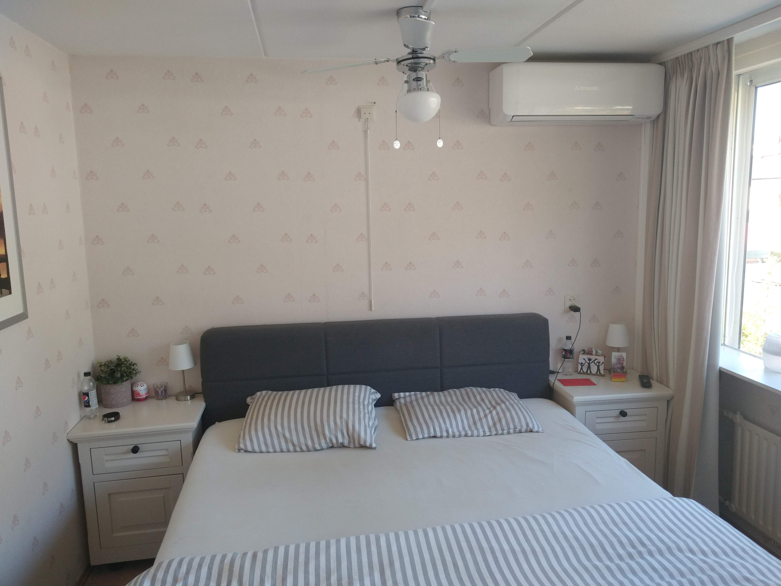 Camera da letto con TV e aria condizionata e persiane per dormire al buio.