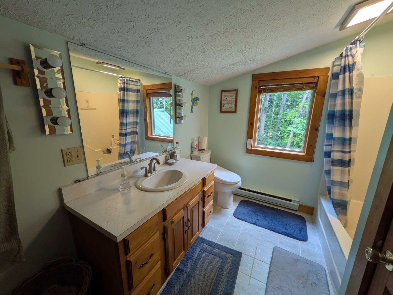 Bagno al piano superiore, vasca con doccia.