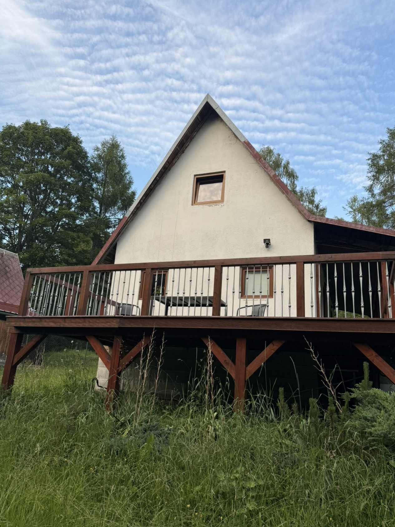 Casa de campo tradicional rodeada de bosque y naturaleza en la frontera del parque nacional