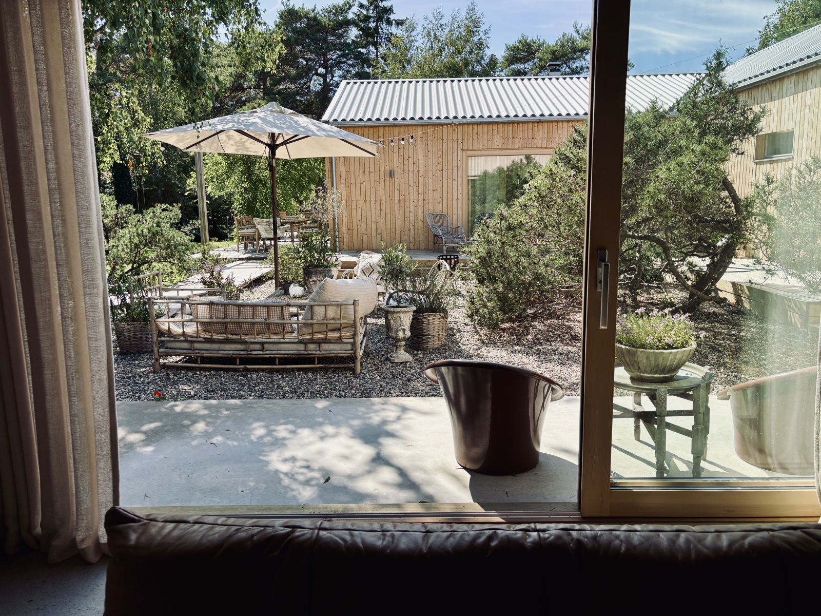 Social beach house by the most beautiful beach in Sweden. Close to nature, several white beaches, tranquility of Österlen and close to buzzing Copenhagen.