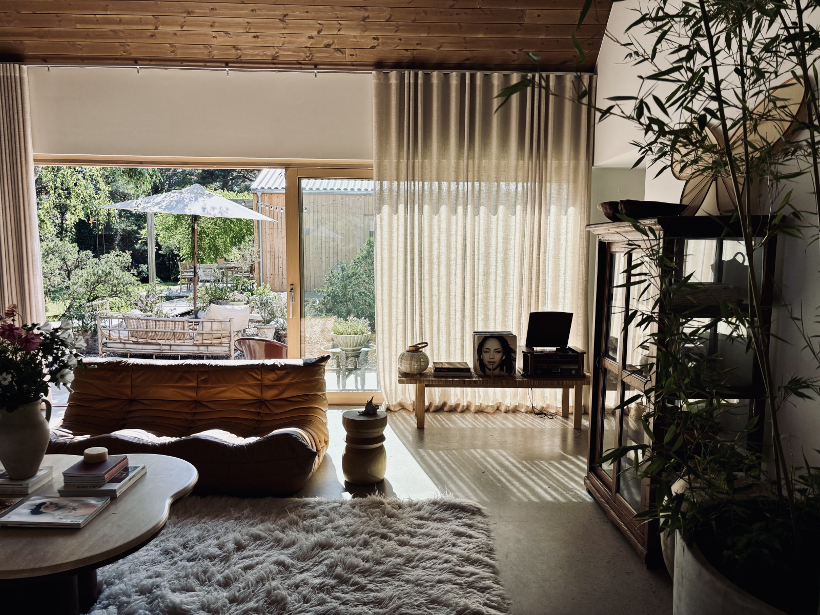 Social beach house by the most beautiful beach in Sweden. Close to nature, several white beaches, tranquility of Österlen and close to buzzing Copenhagen.