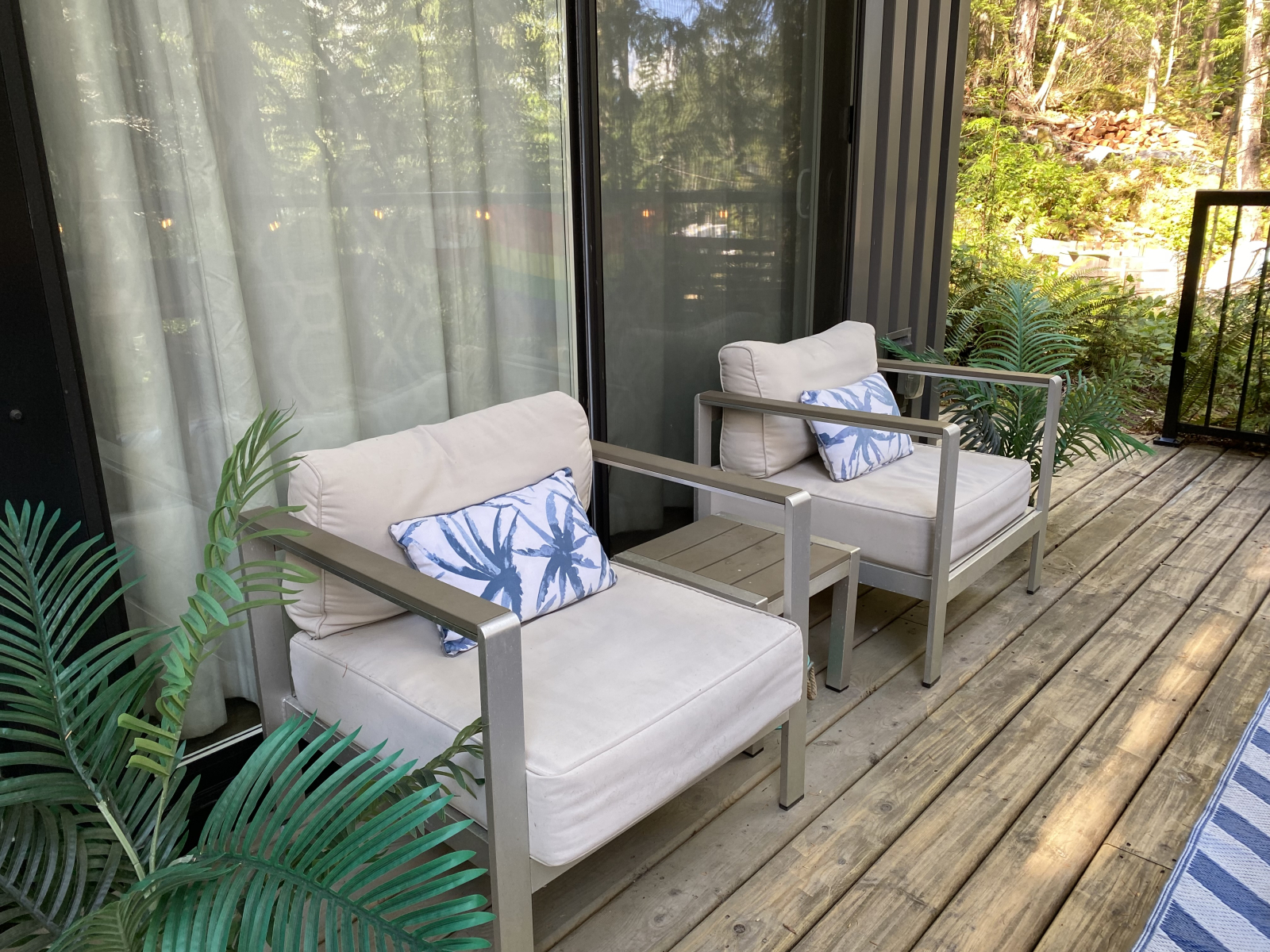 Sitzgelegenheiten im Freien vor dem Hauptschlafzimmer