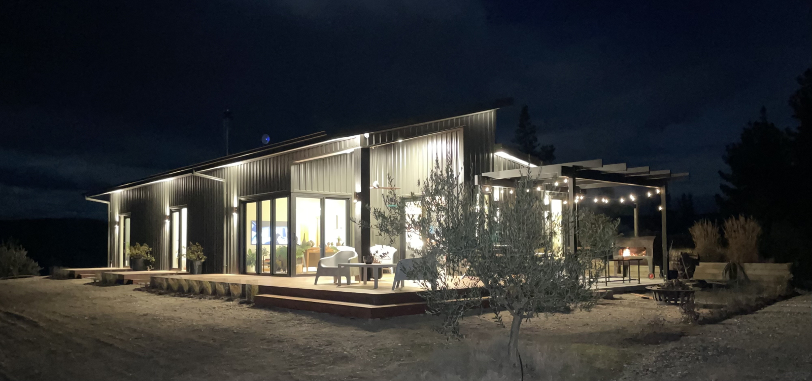 Großer Nachthimmel und alles erleuchtet. Feuer im Freien, um das ganze Jahr über im Freien zu genieß ...