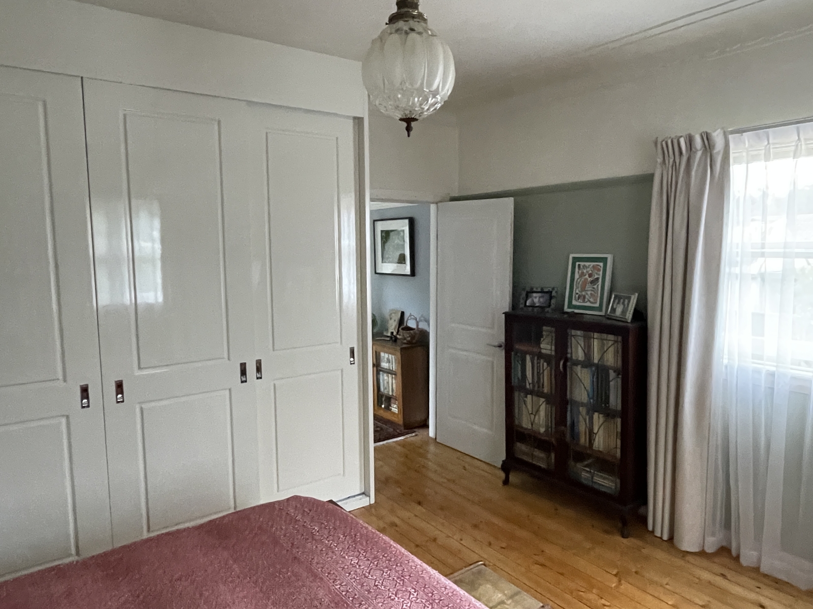 Hauptschlafzimmer mit Blick auf den Flur