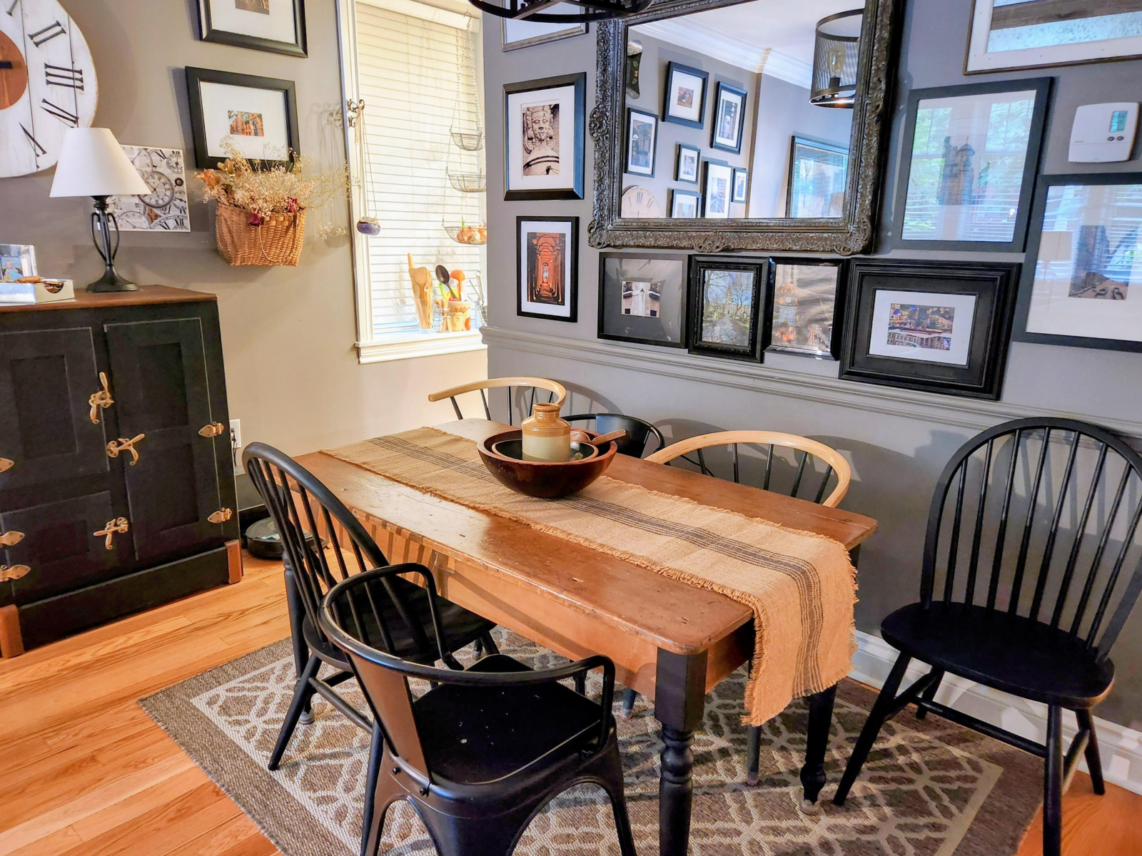 Esszimmer mit Sitzgelegenheiten für sechs Personen