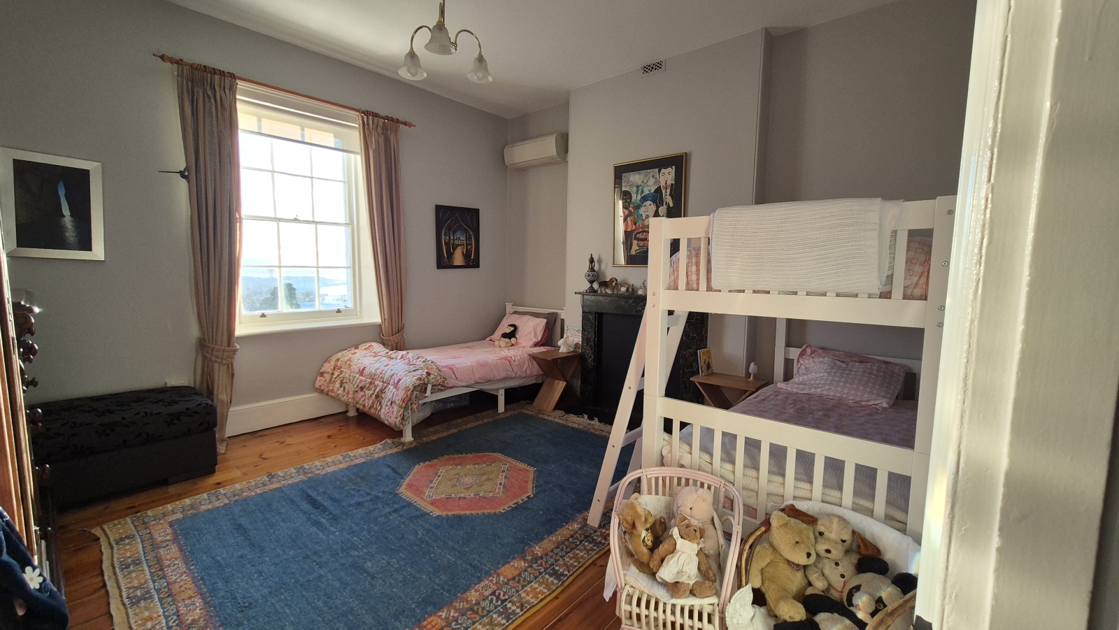 O quarto 'Infantil' tinha três camas de solteiro. Duas em configuração de beliche e uma separada.