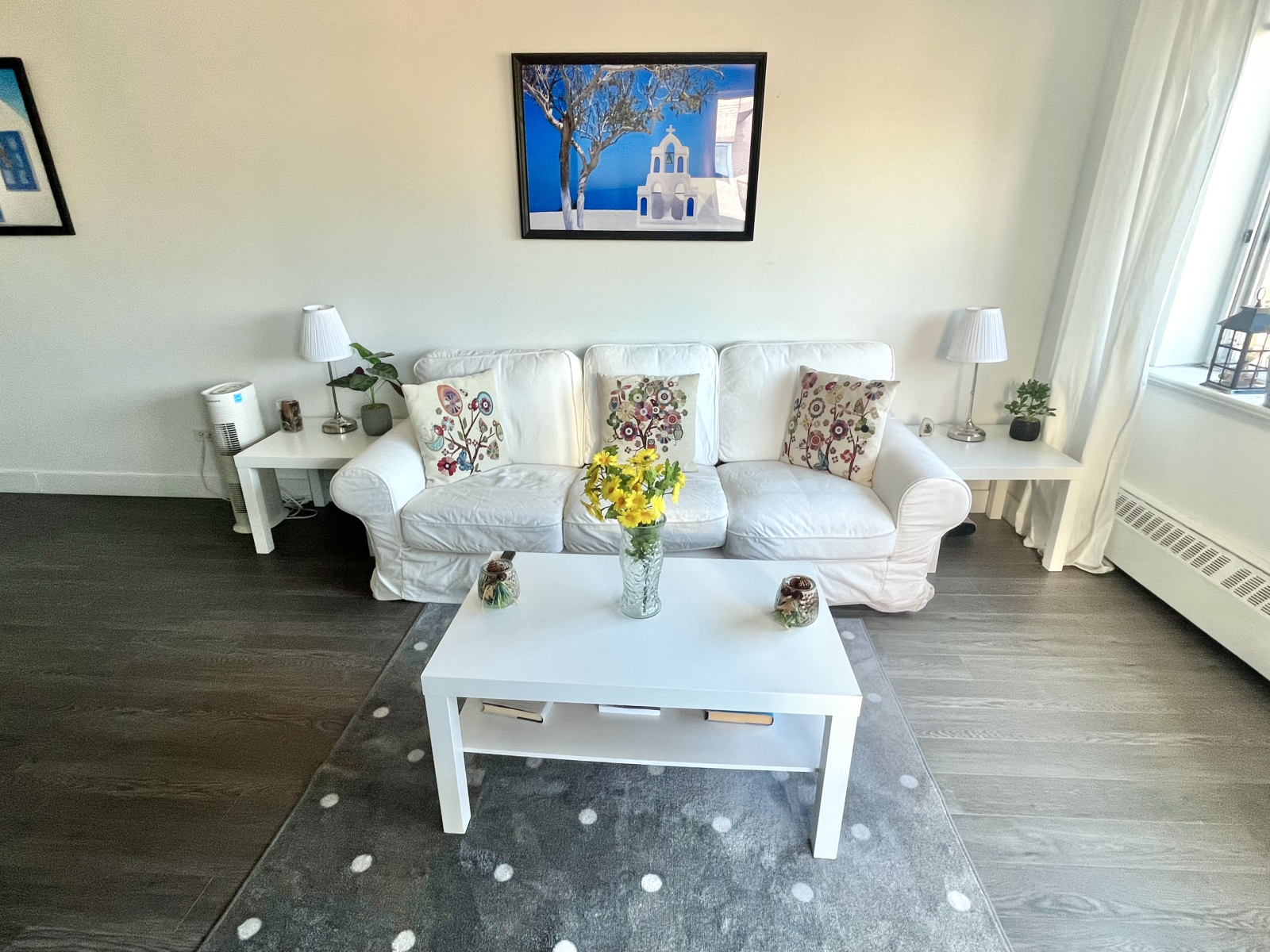 Das Betreten eines mediterranen Wohnzimmers ist wie ein tiefer, beruhigender Atemzug, eine unmittelb ...