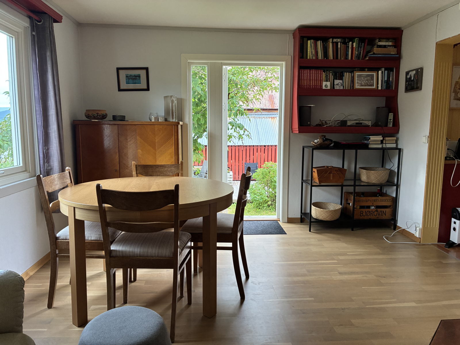 Sala de jantar com porta para o jardim/terraço