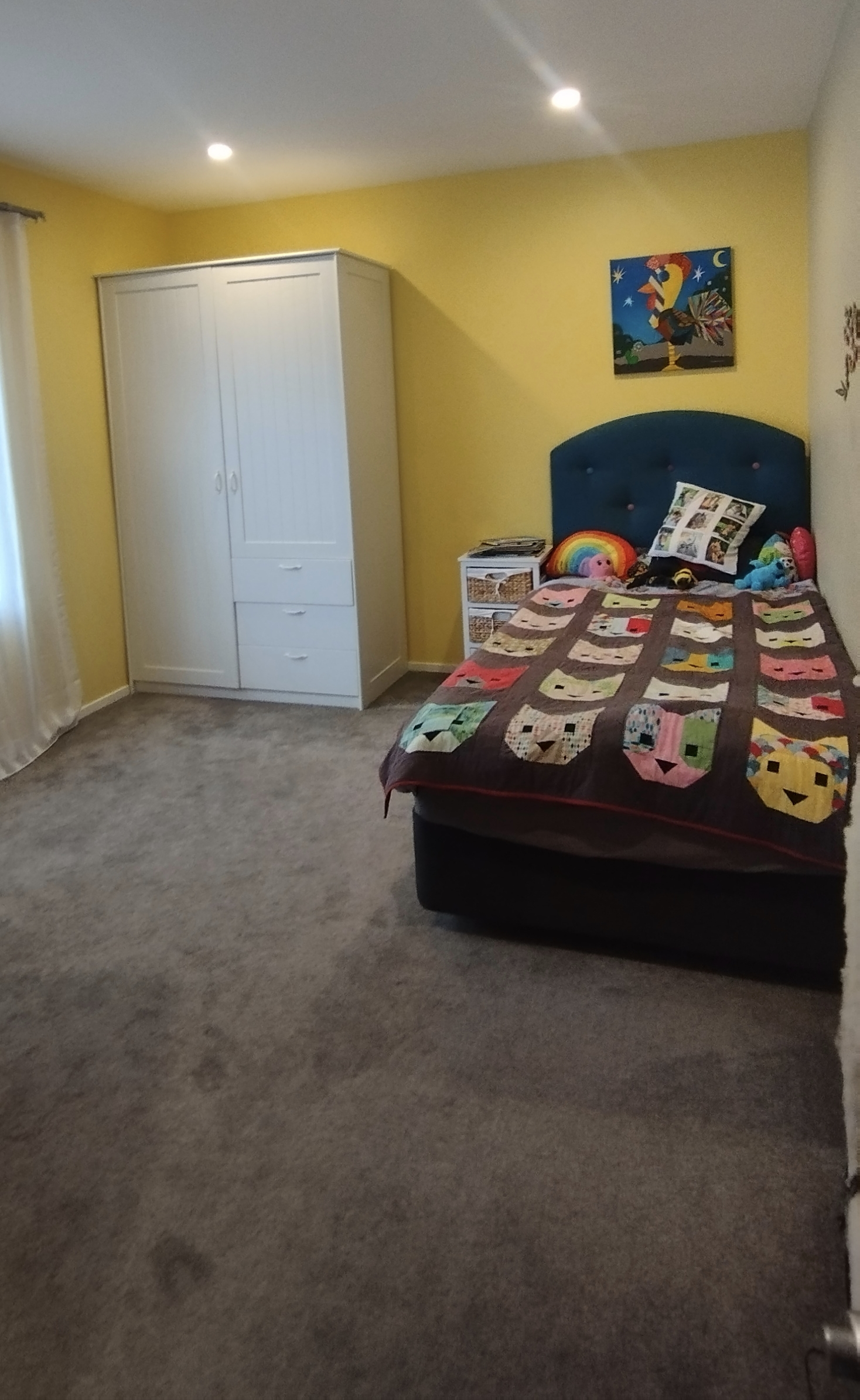 Slaapkamer met een kingsize eenpersoonsbed