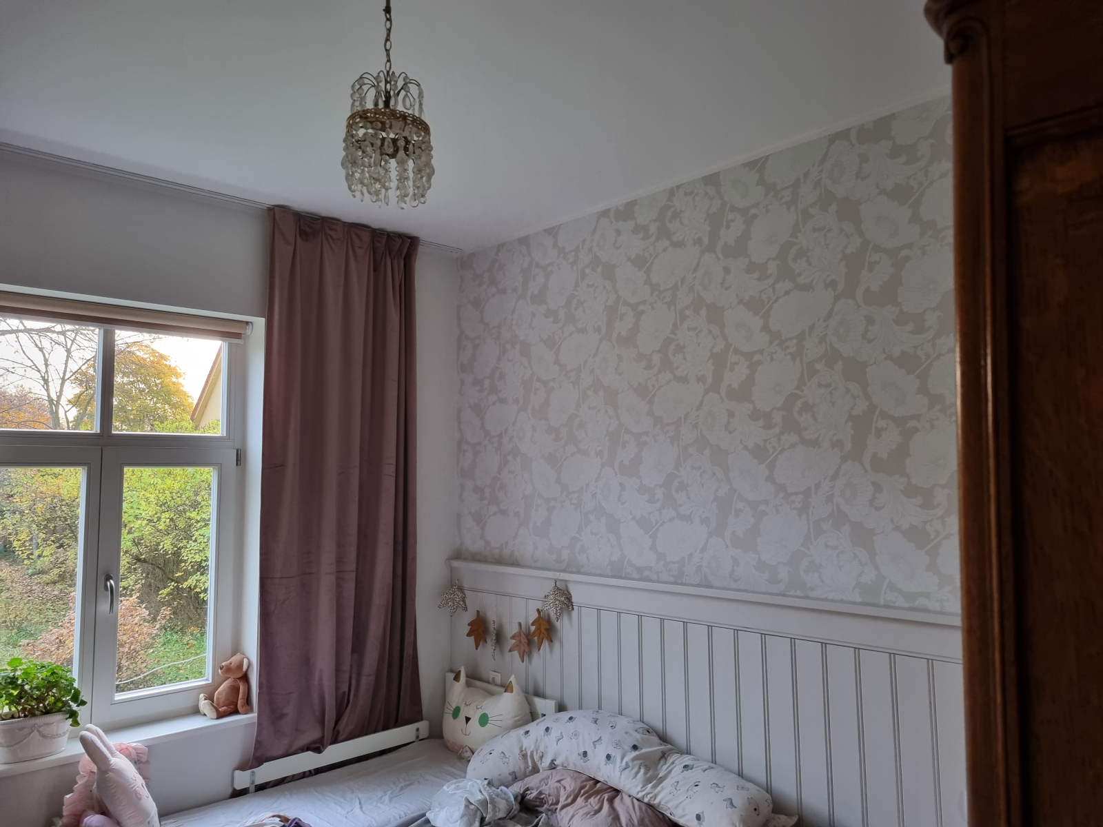 Hauptschlafzimmer. Im Moment haben wir ein Bodenbett, weil unser Baby krabbelt. 180 cm Matratze + 70 cm Kleinkindmatratze.