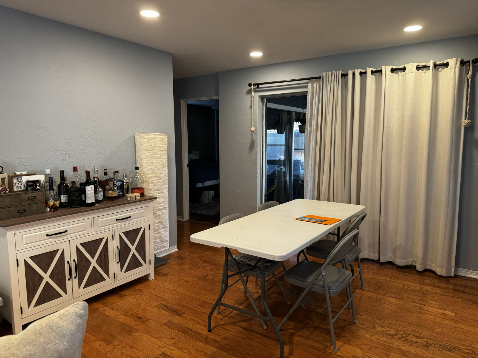 Esstisch (mit verstecktem Tabletop-Spiel-Setup) in Kürze. Schiebetüren führen auf die überdachte Ter ...