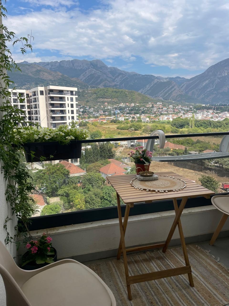 Cozy apartment with a mountain view.