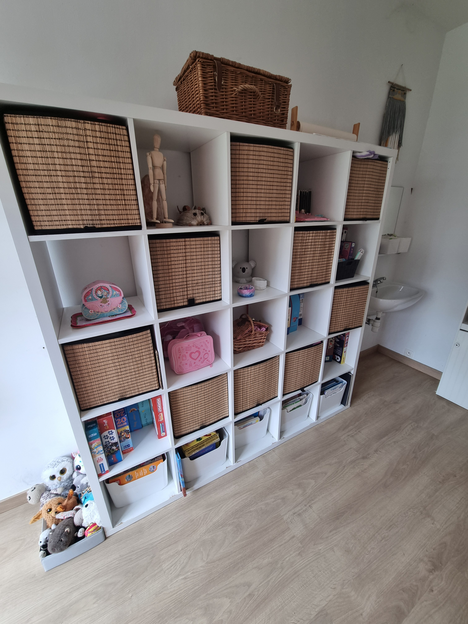 Dormitorio individual con acceso a la terraza.
Rompecabezas y libros en inglés y francés disponible ...