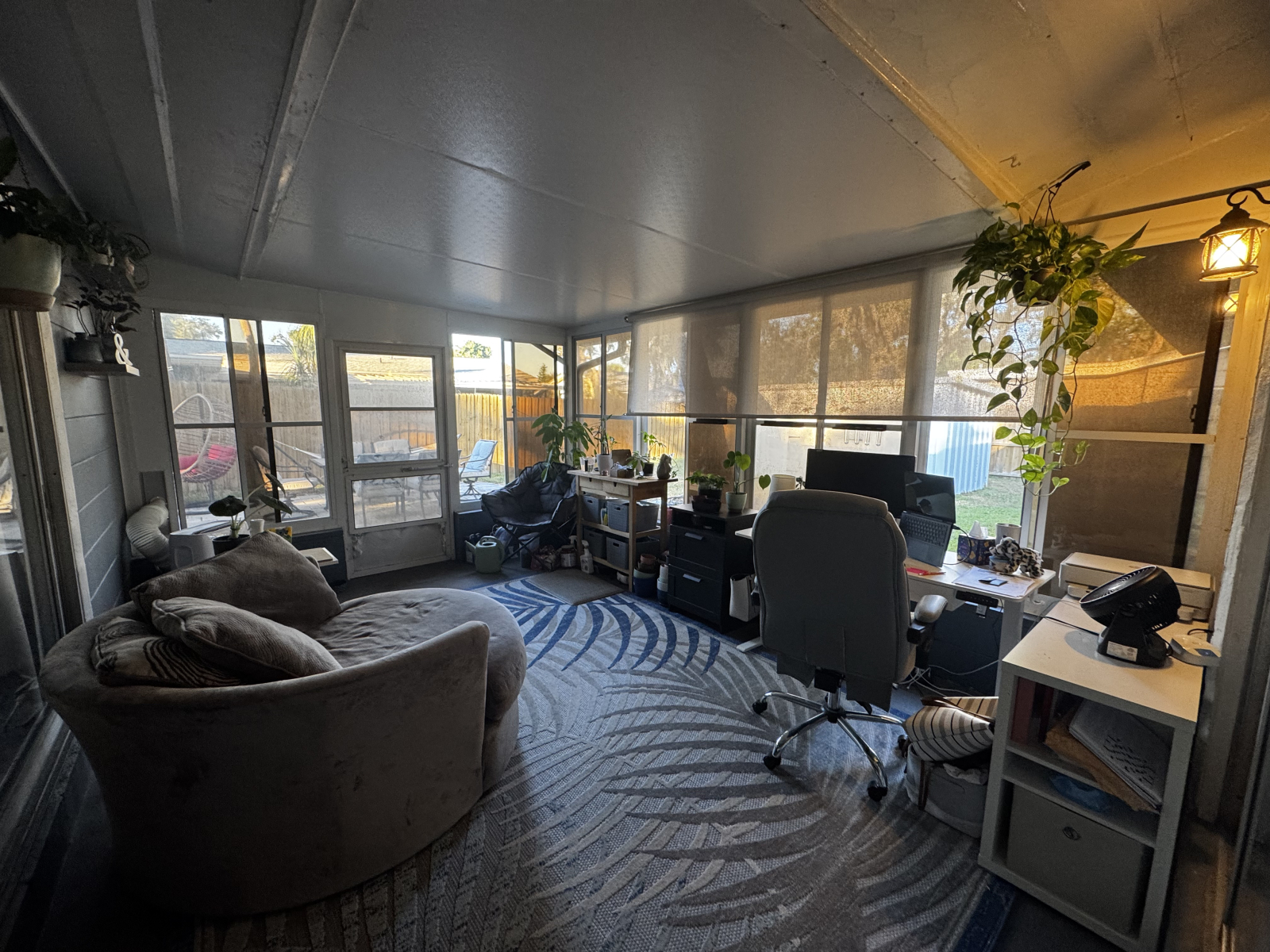 Geschlossene Terrasse mit Büroeinrichtung und Gartenbedarf