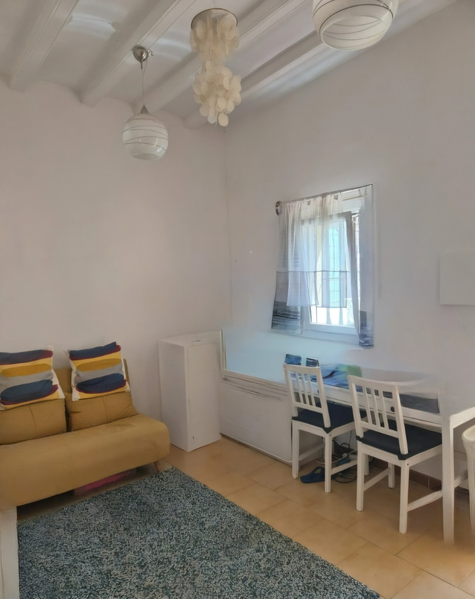 Quarto 2: O sofá laranja também é uma cama dobrável individual. Temos um colchão separado, que fica ...