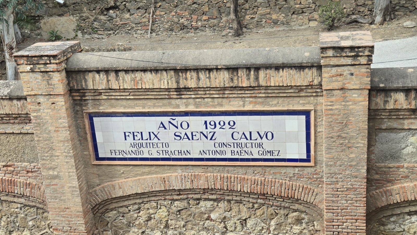 Plaque commemorating the construction of the building in 1922