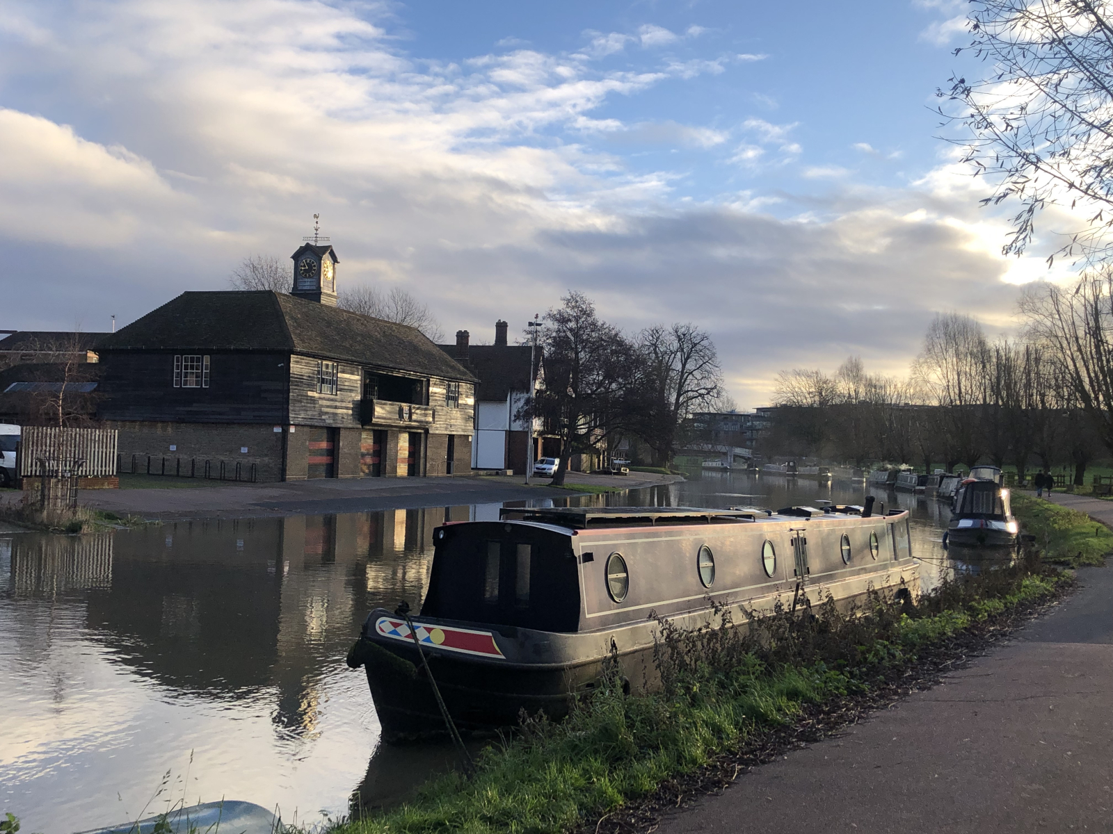 Stadthaus am Fluss bei Feuchtgebieten und Bootshäusern – malerisches Cambridge