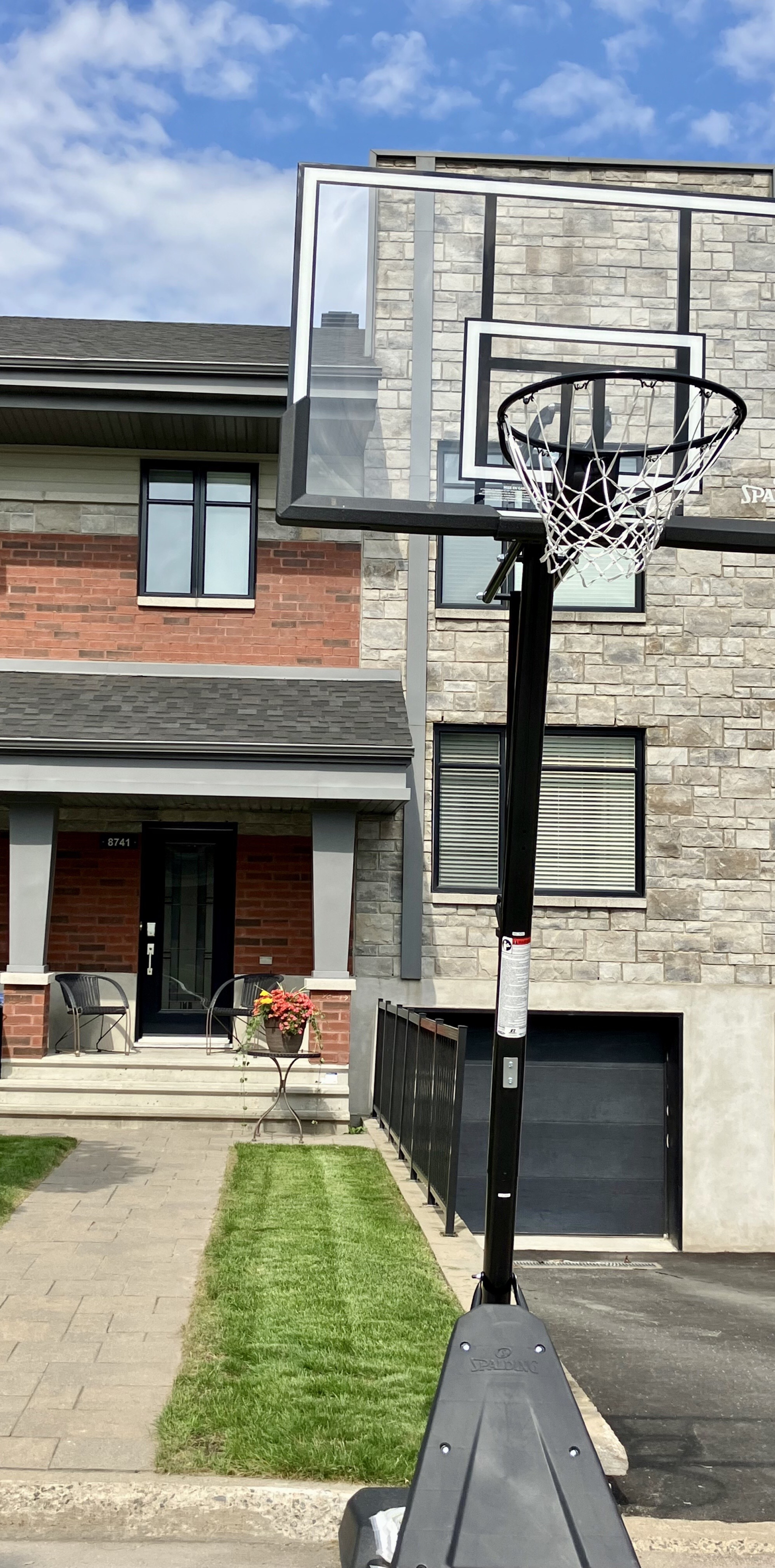 Facade of the house with basketball hoop