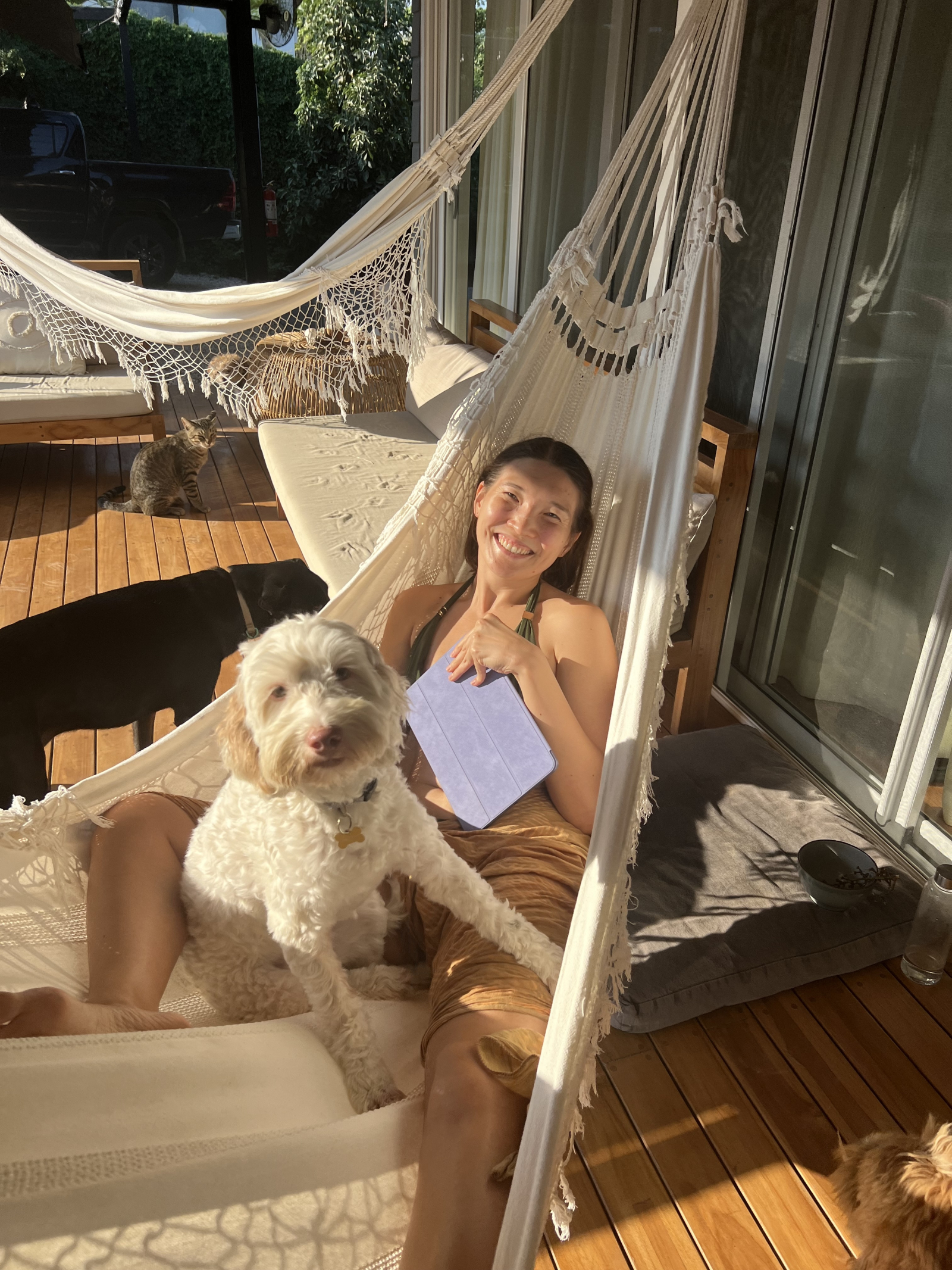 Relajarse con Lola en la hamaca, le🐩❤️ encanta