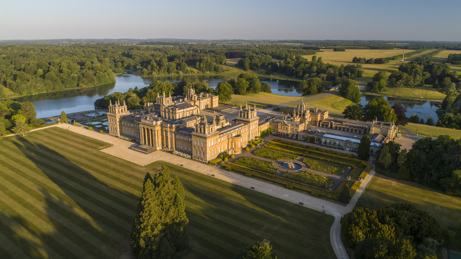 Blenheim Palace (patrimonio mondiale dell'UNESCO, è notoriamente il luogo di nascita di Sir Winston ...