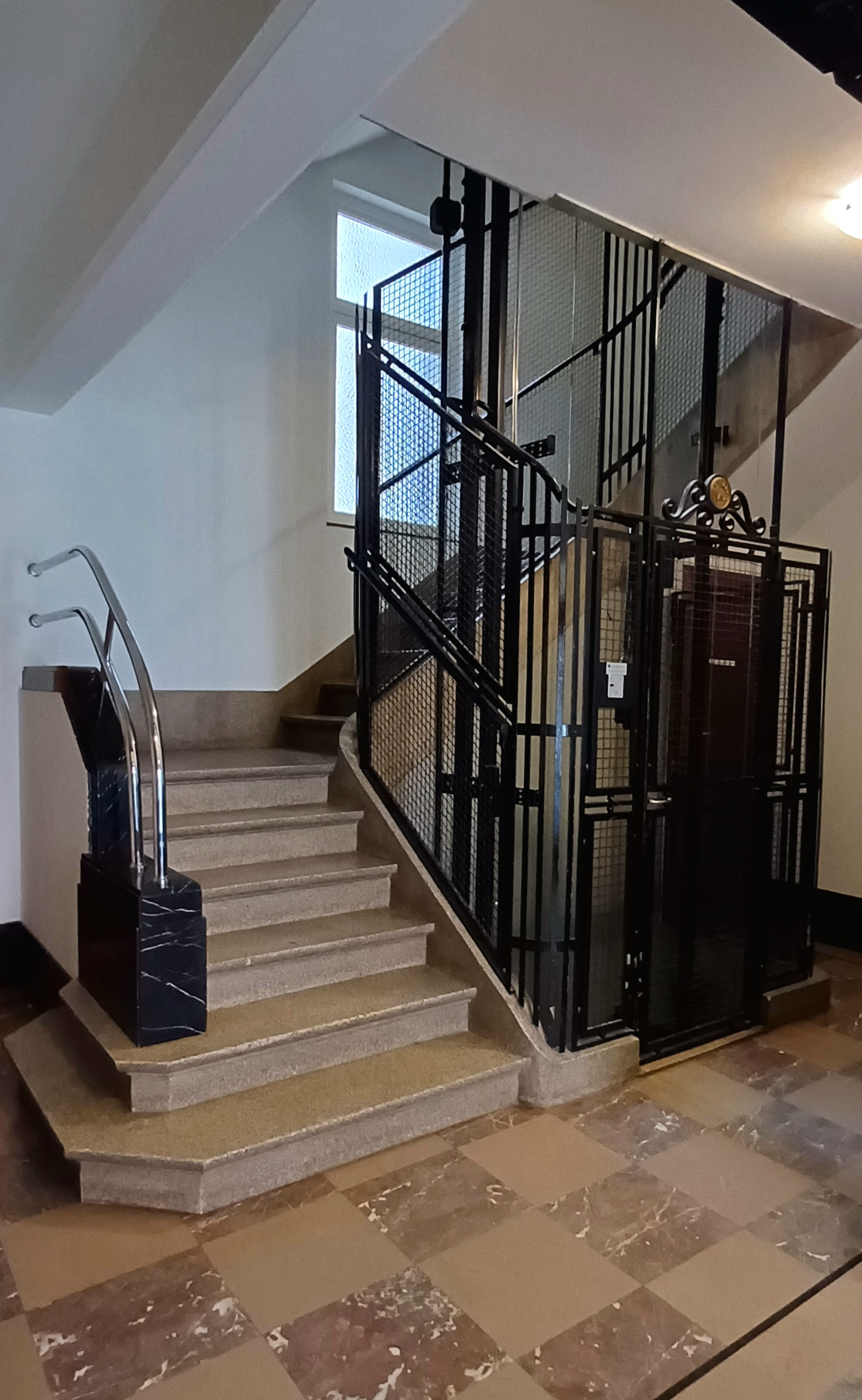 Explora Bruselas desde nuestro amplio piso Art Decó en un animado barrio *¡más fotos próximamente!*