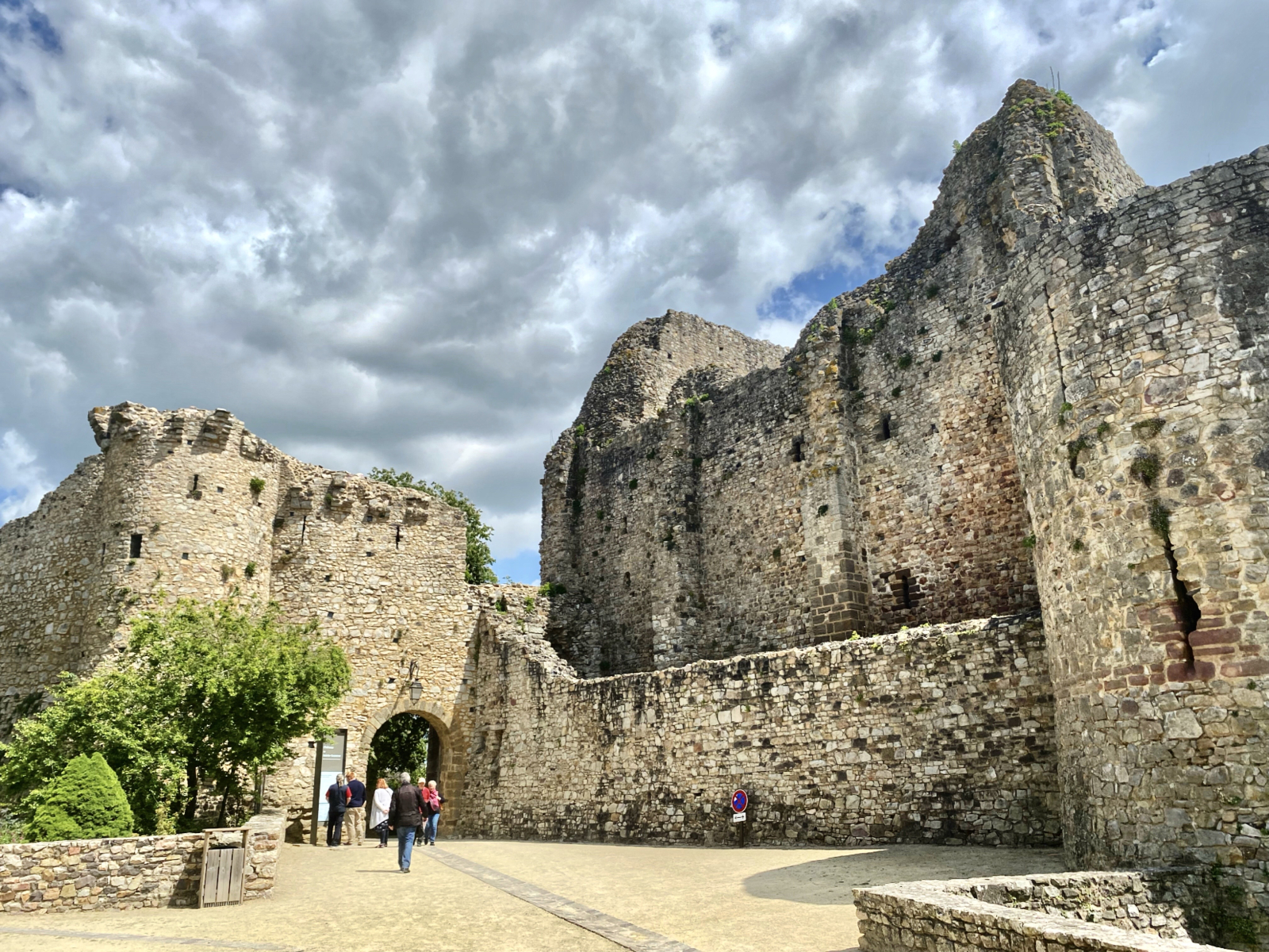 Chateau Saint Suzanne e cidade murada no topo da colina, regional. destino para os visitantes.