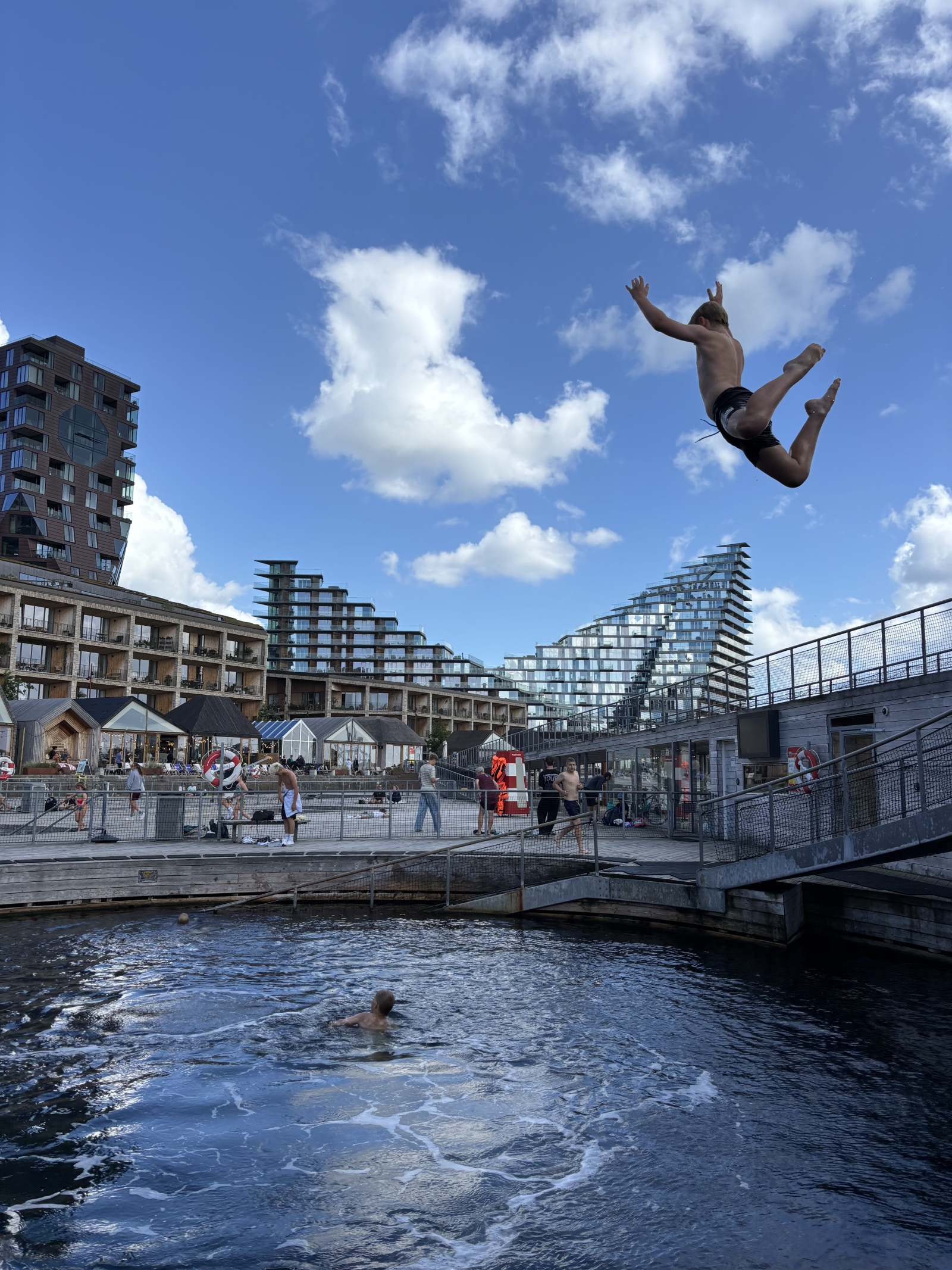 Bain du port d’Århus (et mon fils qui saute)