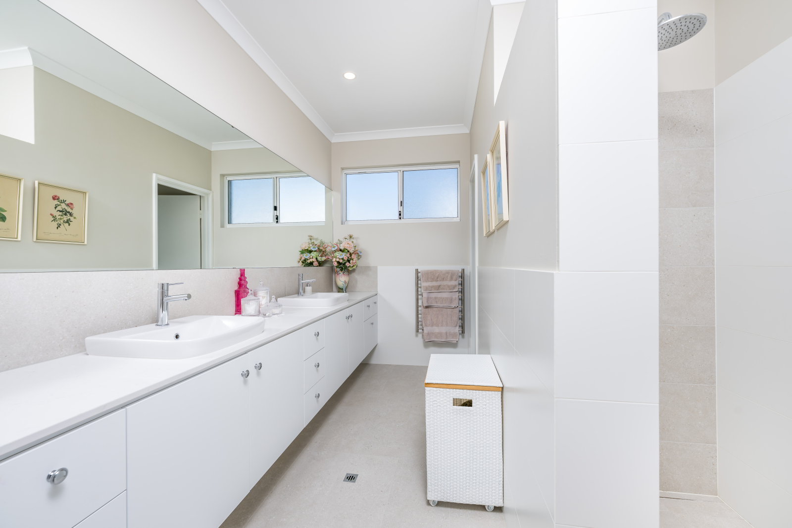 Ensuite mit Doppelwaschtisch, Dusche und WC