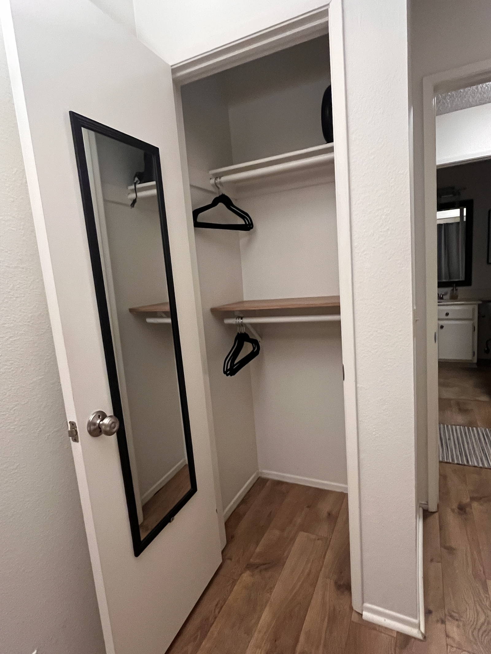 Gated 2bed/2ba Condo, Easy Access to Fwy & Metro Train