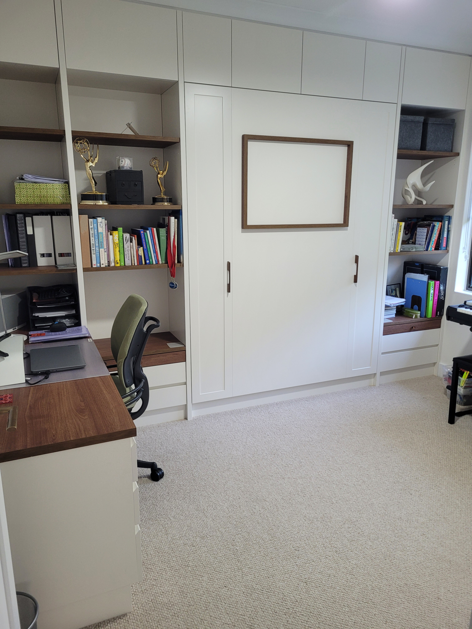 El segundo dormitorio tiene alfombras de lana y fue renovado a finales de 2024. Se agregaron estante ...