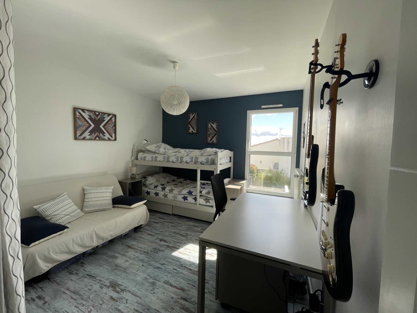 Guest room and telecommuting: bunk bed + sofa bed + desk