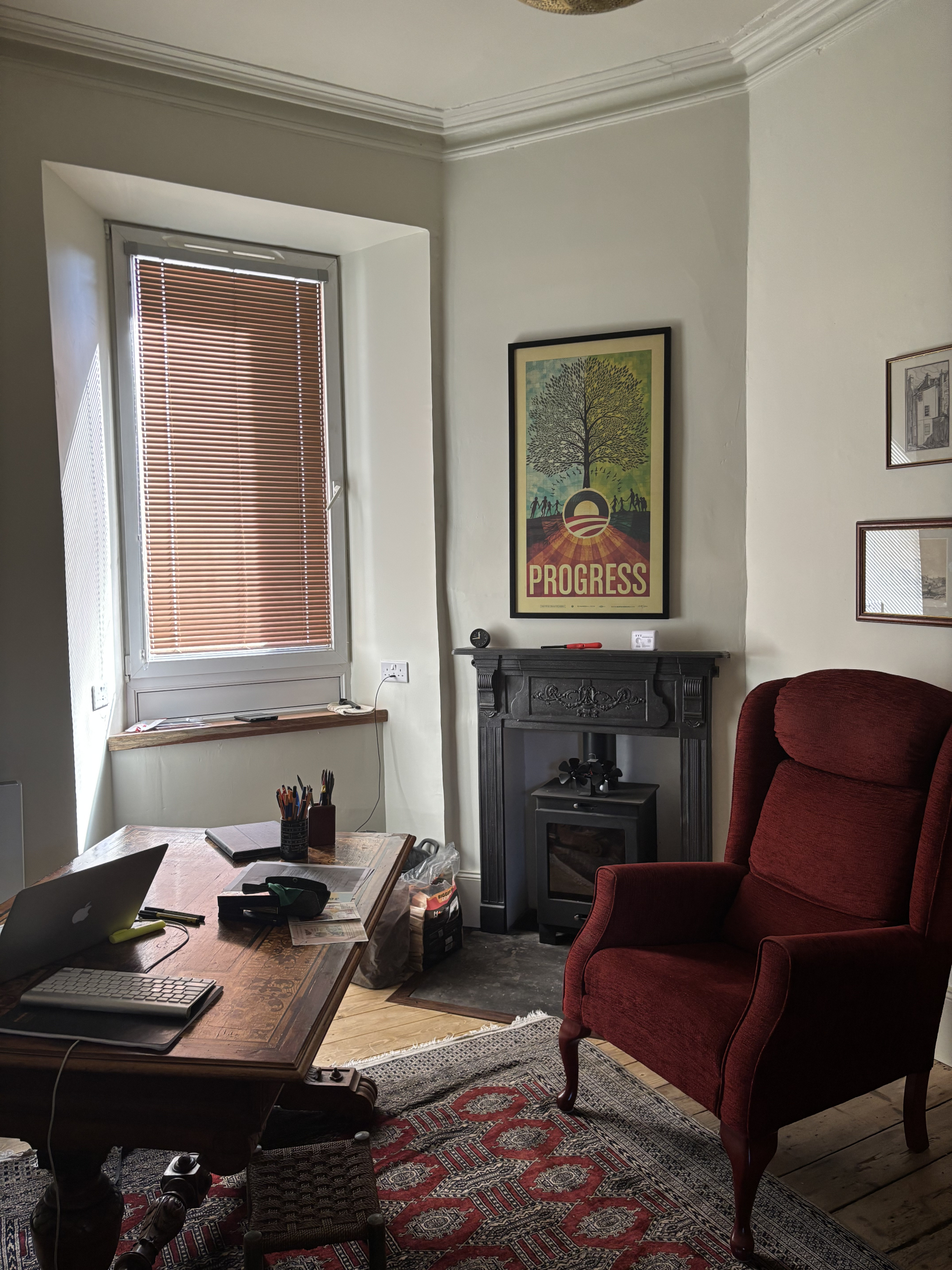 Escritório aconchegante em casa com fogão a lenha e sistema de som