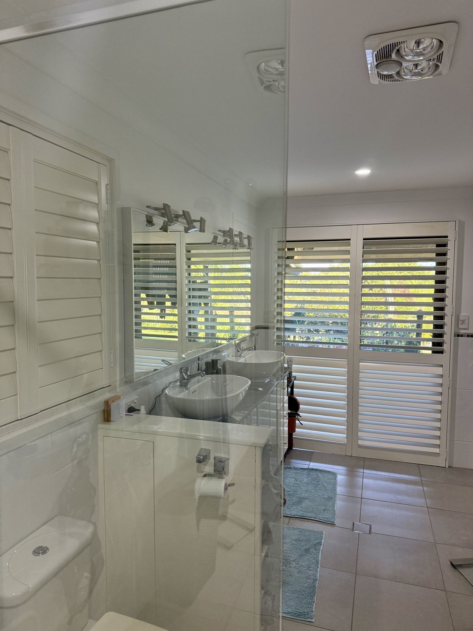 Baño privado en el dormitorio principal. Ducha a ras de suelo. 3 baños en total