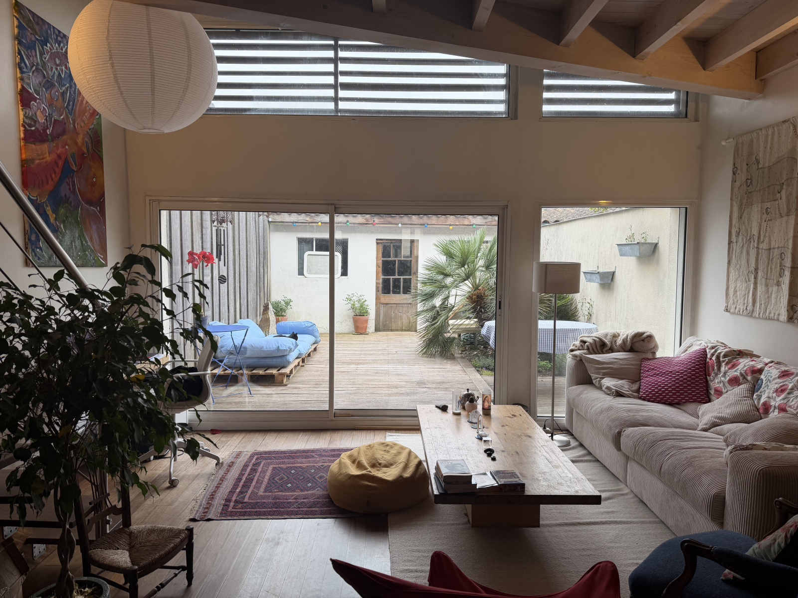 Large living room opening onto a terrace, very pleasant