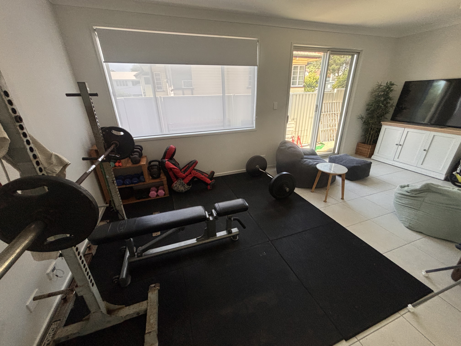 Casa de família em Brisbane com apartamento para vovó, piscina, spa, acesso lateral, boas escolas, subúrbio seguro