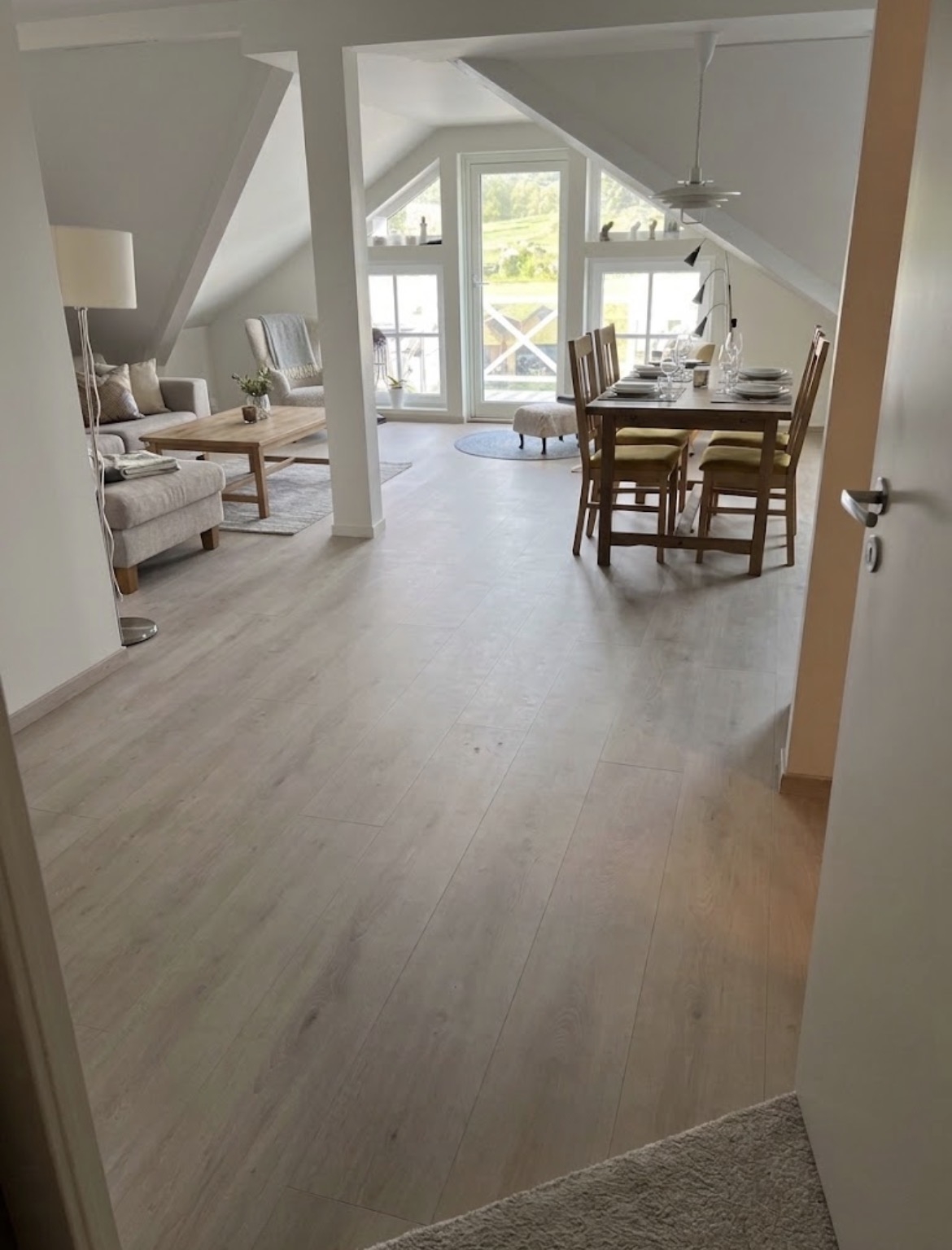 Penthouse mit Terrasse, Kai, Ruderboot auf der Finnøy.