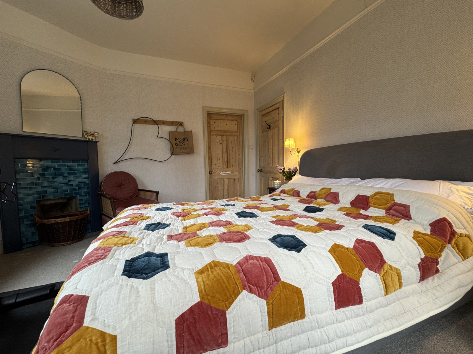 Downstairs bedroom with en-suite (king sized bed)