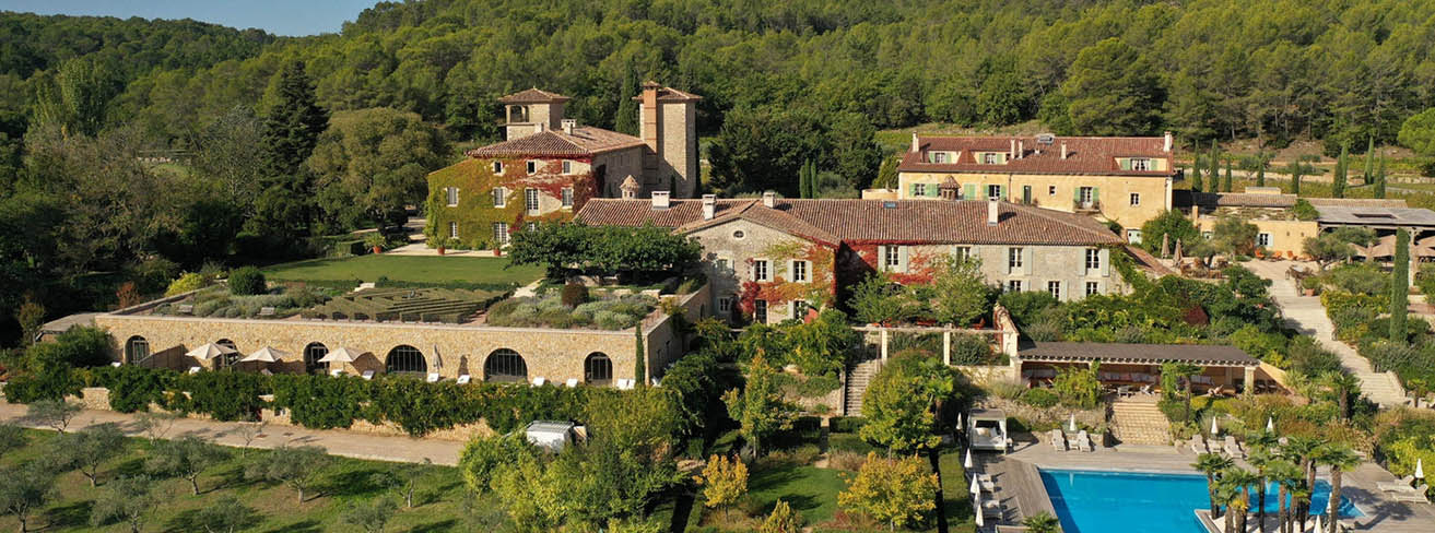 Docenas de bodegas en Lorgues y sus alrededores. No dejes de visitar el famoso Château de Berne para una cata de vinos y recomendamos encarecidamente su restaurante y spa.