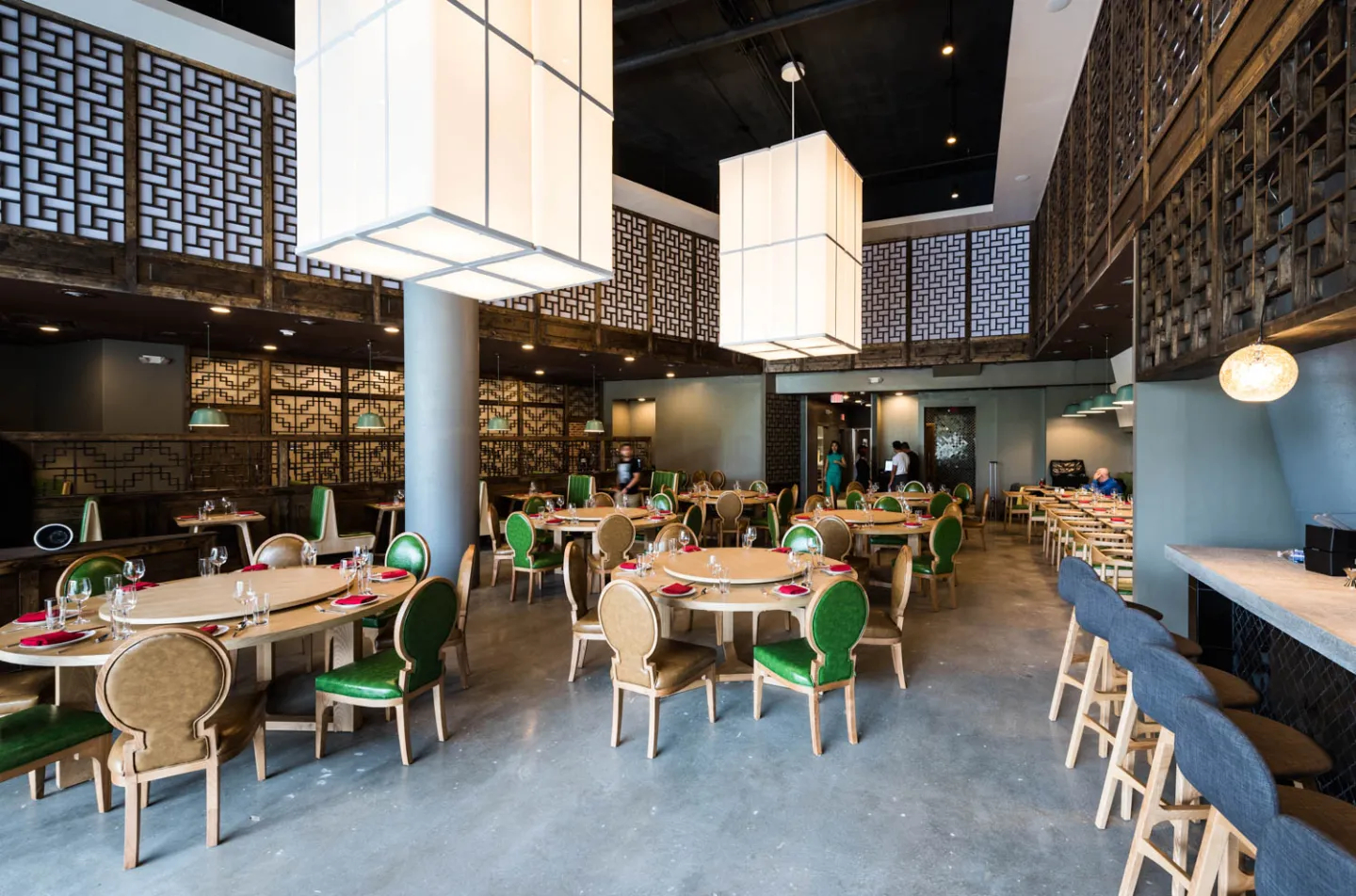 Restaurants net beneden. Dit is Q by Peter Chang (Michelin Star Restaurant), op 1 minuut lopen!