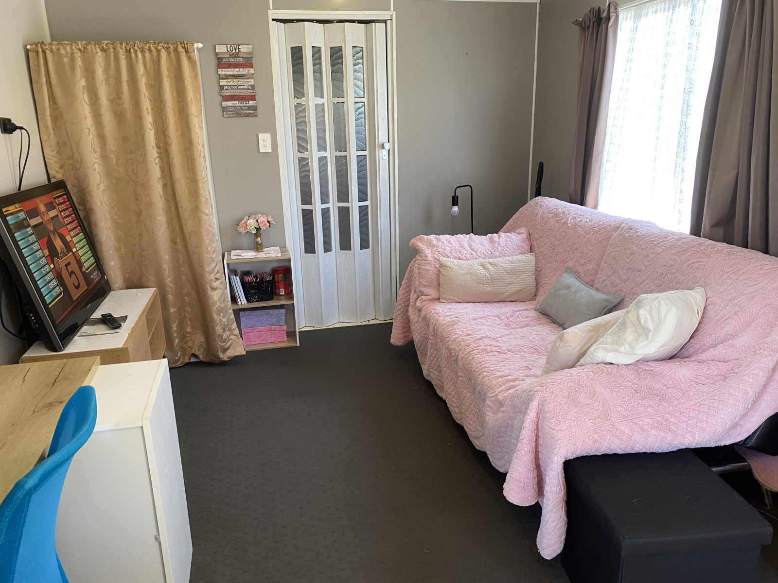 Salon donnant sur la salle de bain