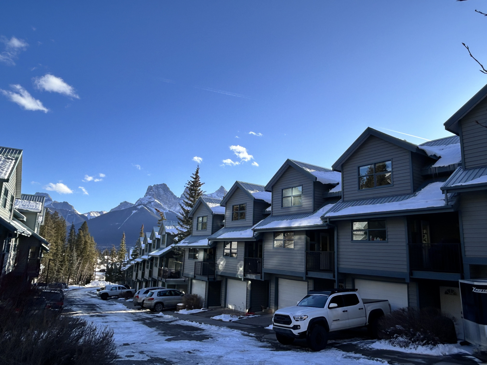 Mountain View in Peaceful Sunny Side of Canmore