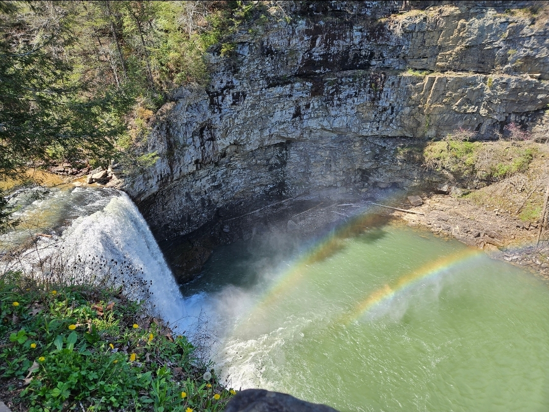 Les tristement célèbres chutes de Fall Creek. L’une de nos randonnées et parcs d’État préférés.