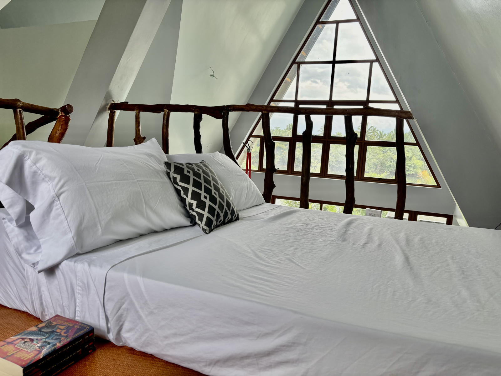 Zolder/derde verdieping - een van de twee slaapbanken, ladekast, luchtkoeler (niet op de foto)