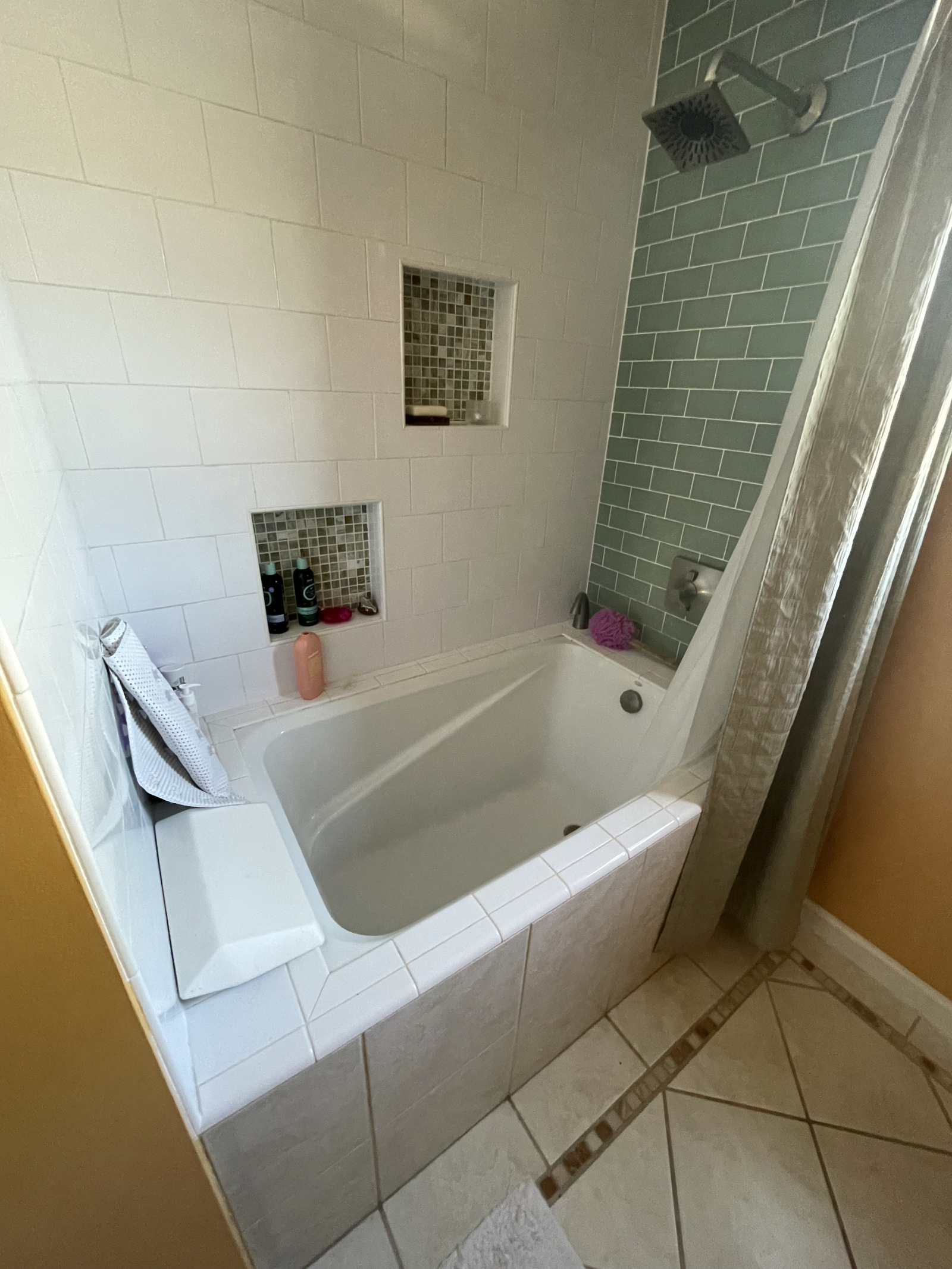 Baño principal con bañera y ducha