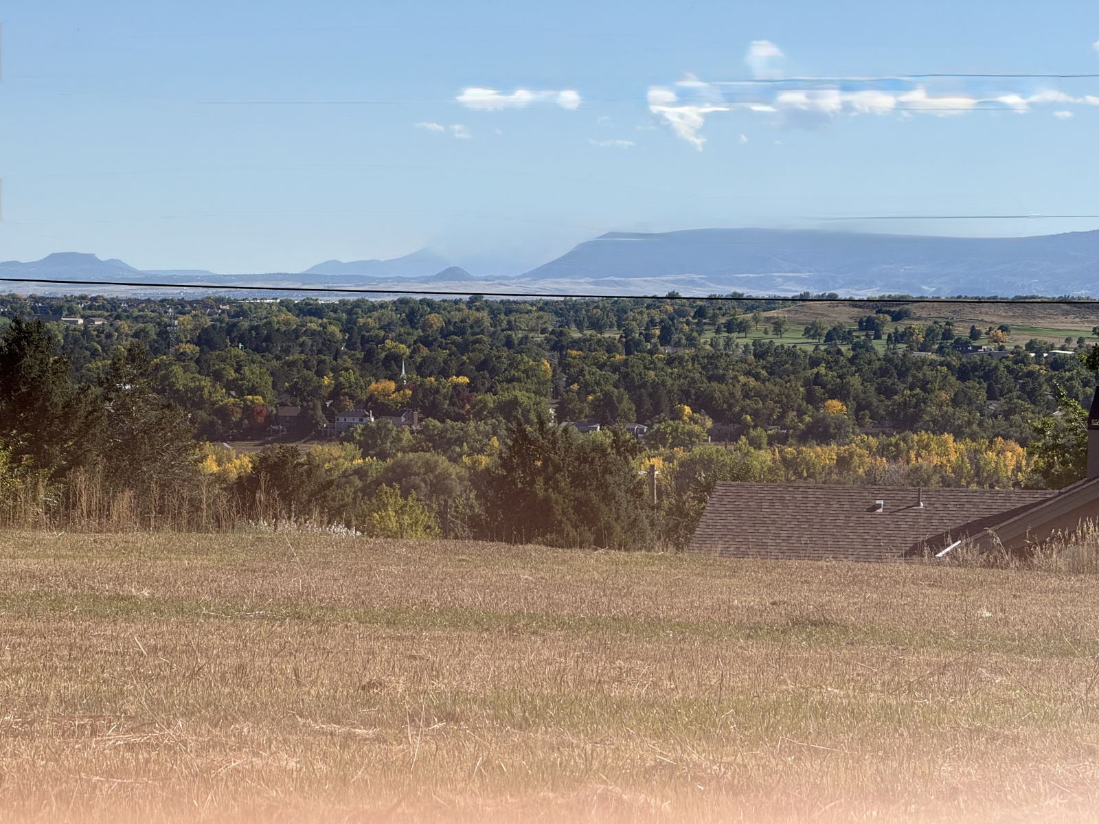 En face de notre maison se trouve un grand espace ouvert et à l’extrémité sud, il y a une vue sur le ...