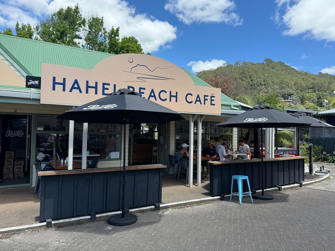 Aquí hay café y comida excelentes.